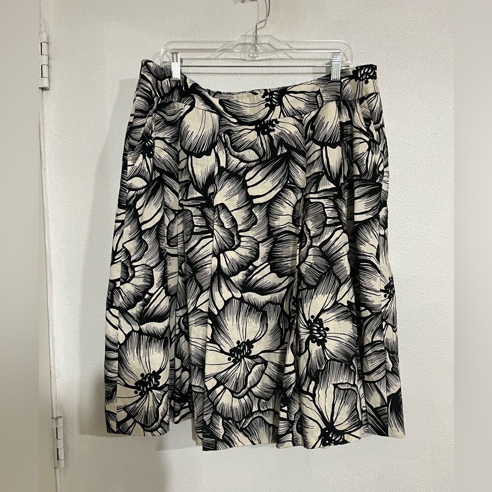 Style and company 100% linen, black and white a line plated skirt Sz 16 woman